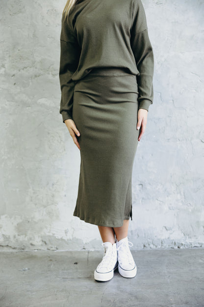 RIBBED MIDI SKIRT IN OLIVE BRANCH