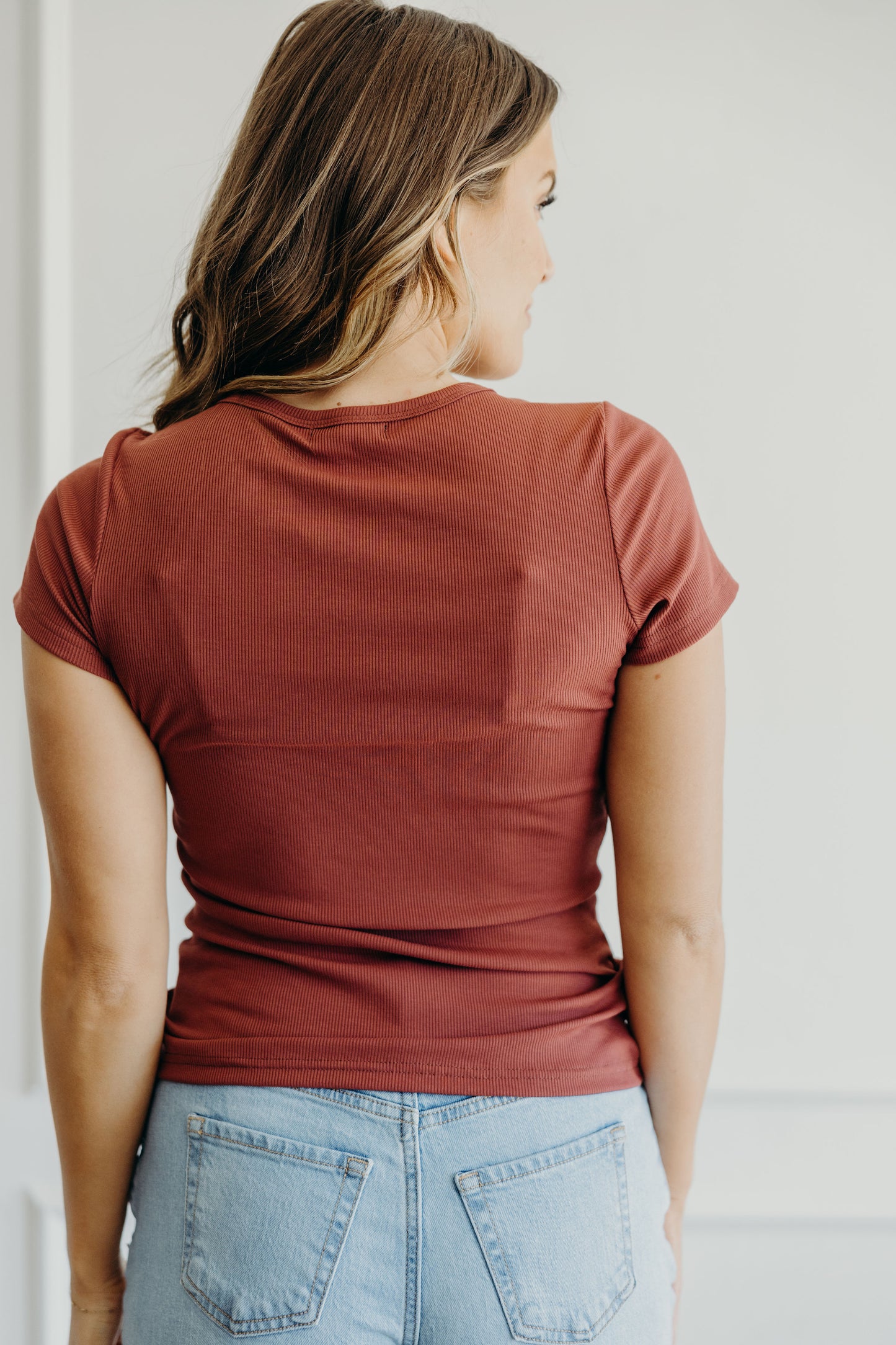 SHORT SLEEVE SCOOP TEE IN BURNT HENNA