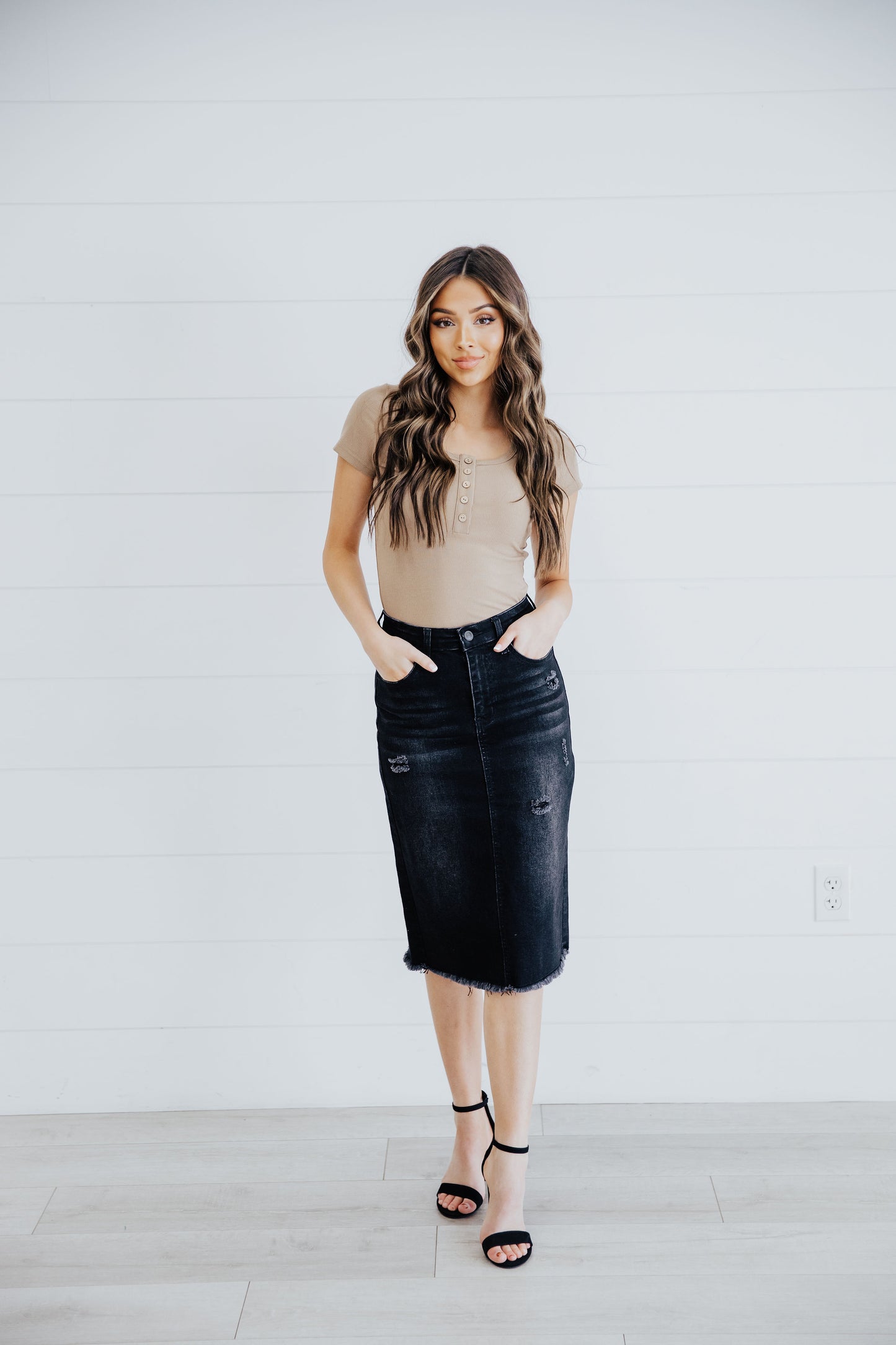 DISTRESSED DENIM SKIRT IN DARK INDIGO