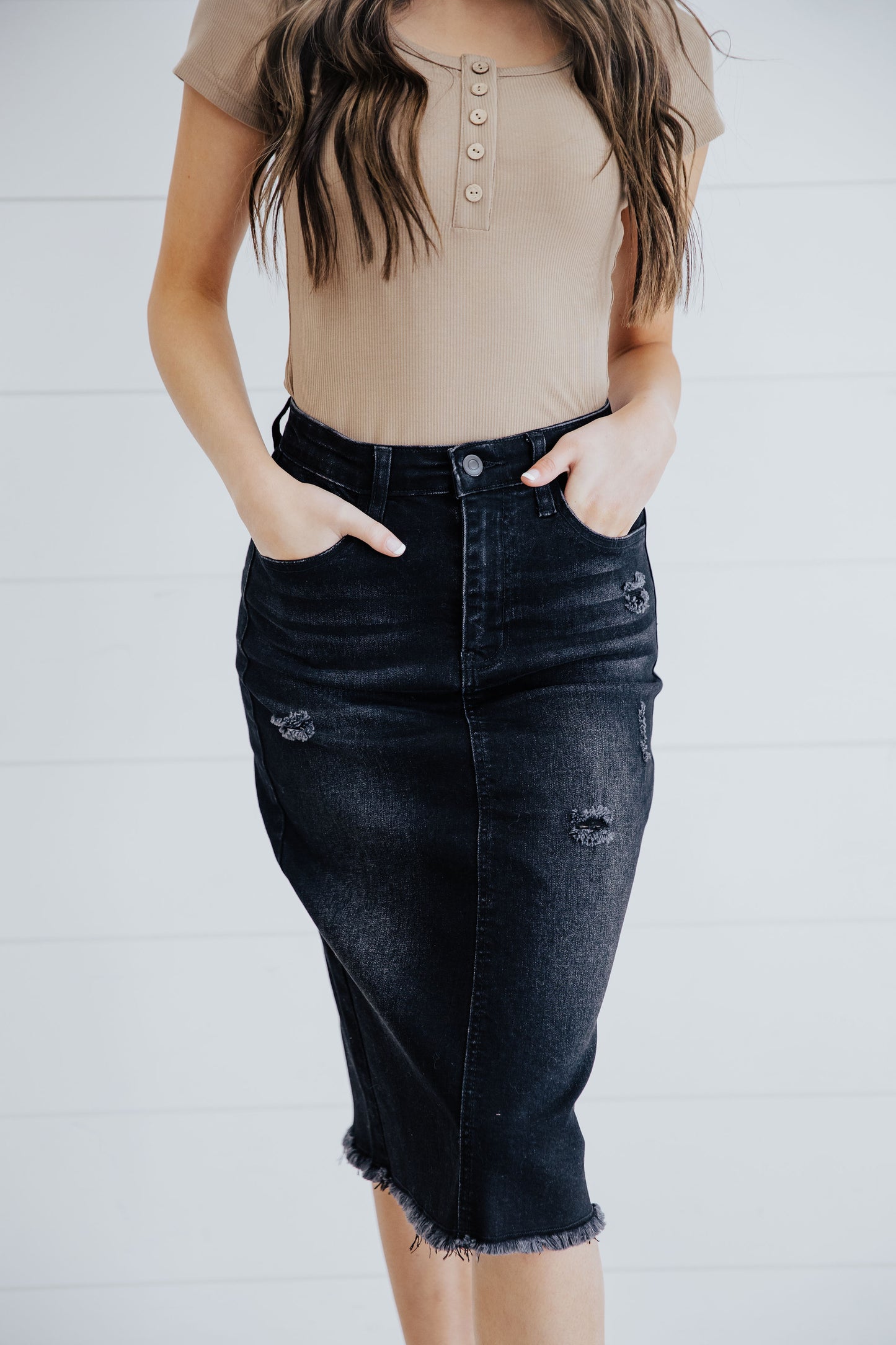 DISTRESSED DENIM SKIRT IN DARK INDIGO