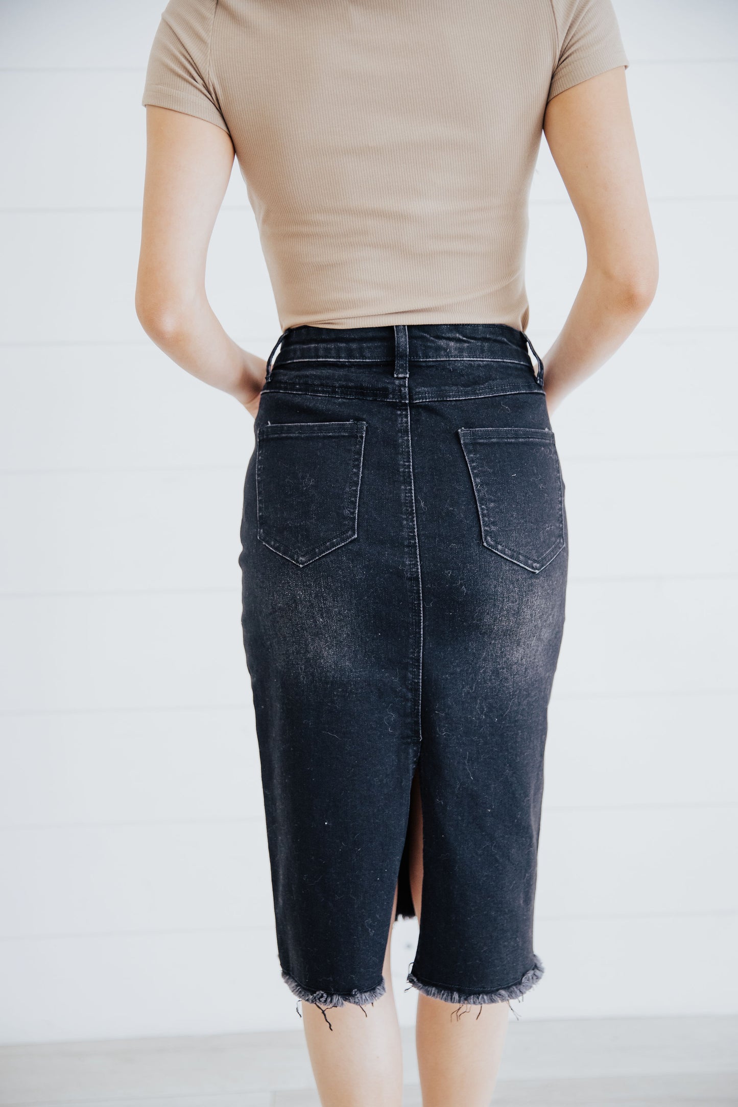 DISTRESSED DENIM SKIRT IN DARK INDIGO