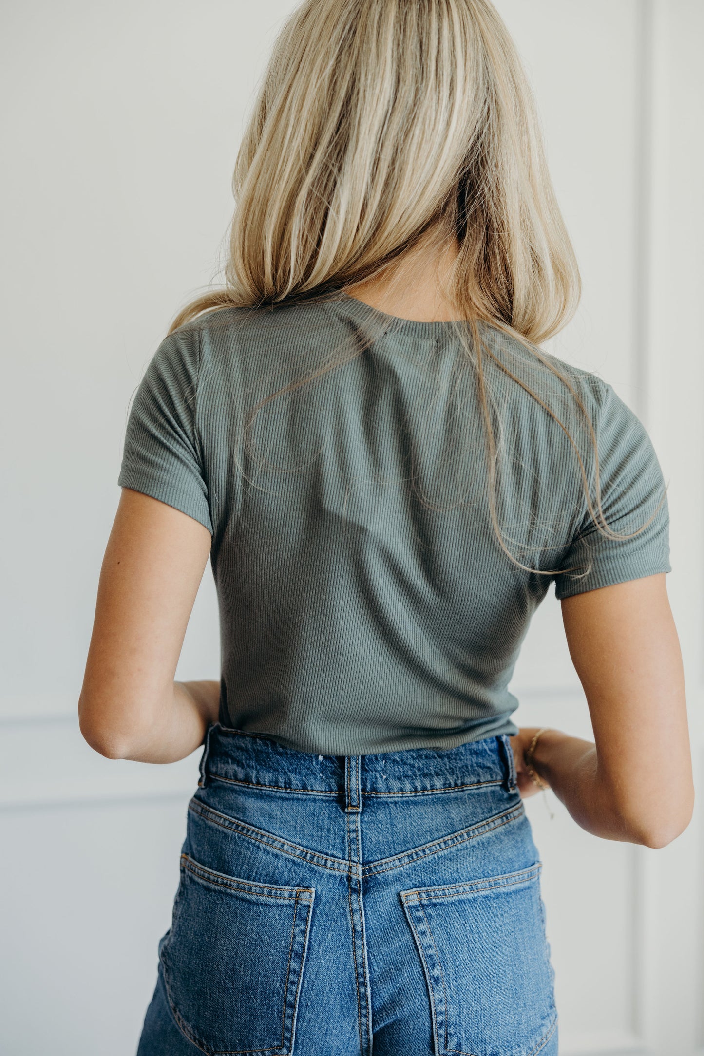 SHORT SLEEVE RIBBED TEE IN ASPEN GREEN