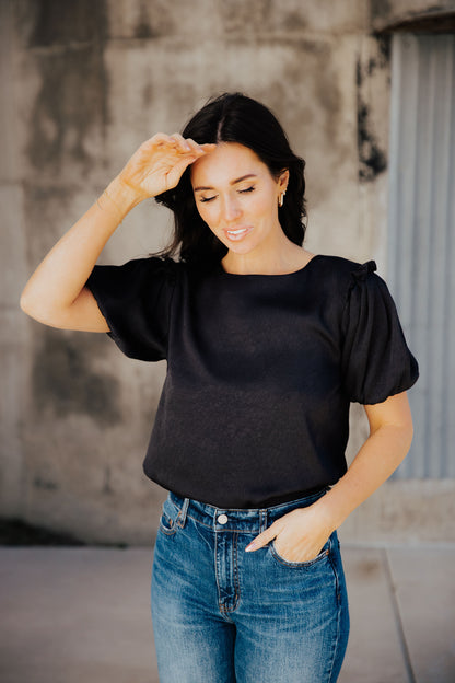 CRINKLE PUFF SLEEVE TOP IN BLACK