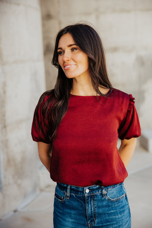 CRINKLE PUFF SLEEVE TOP IN MERLOT