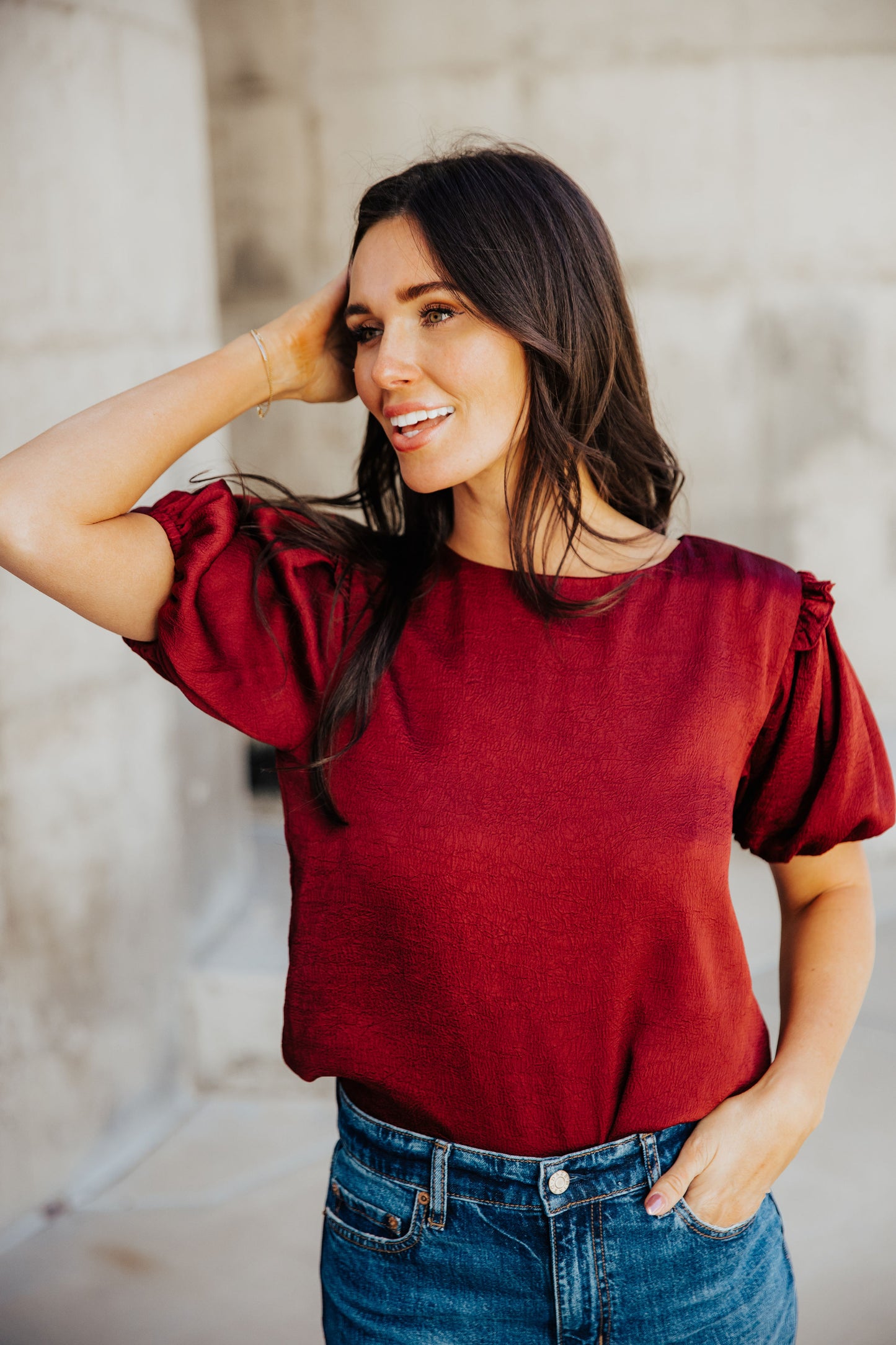 CRINKLE PUFF SLEEVE TOP IN MERLOT