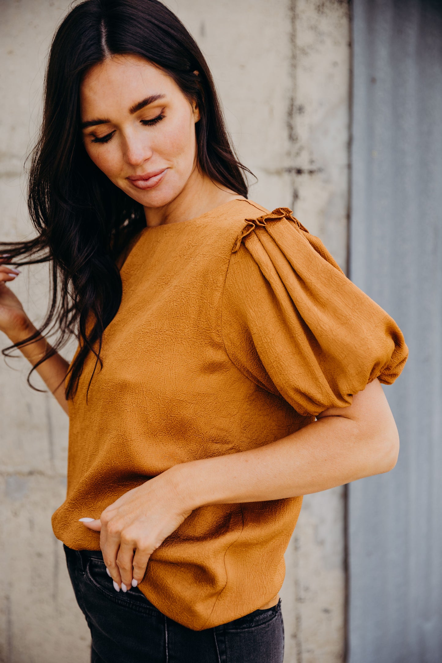 CRINKLE PUFF SLEEVE TOP IN HONEY