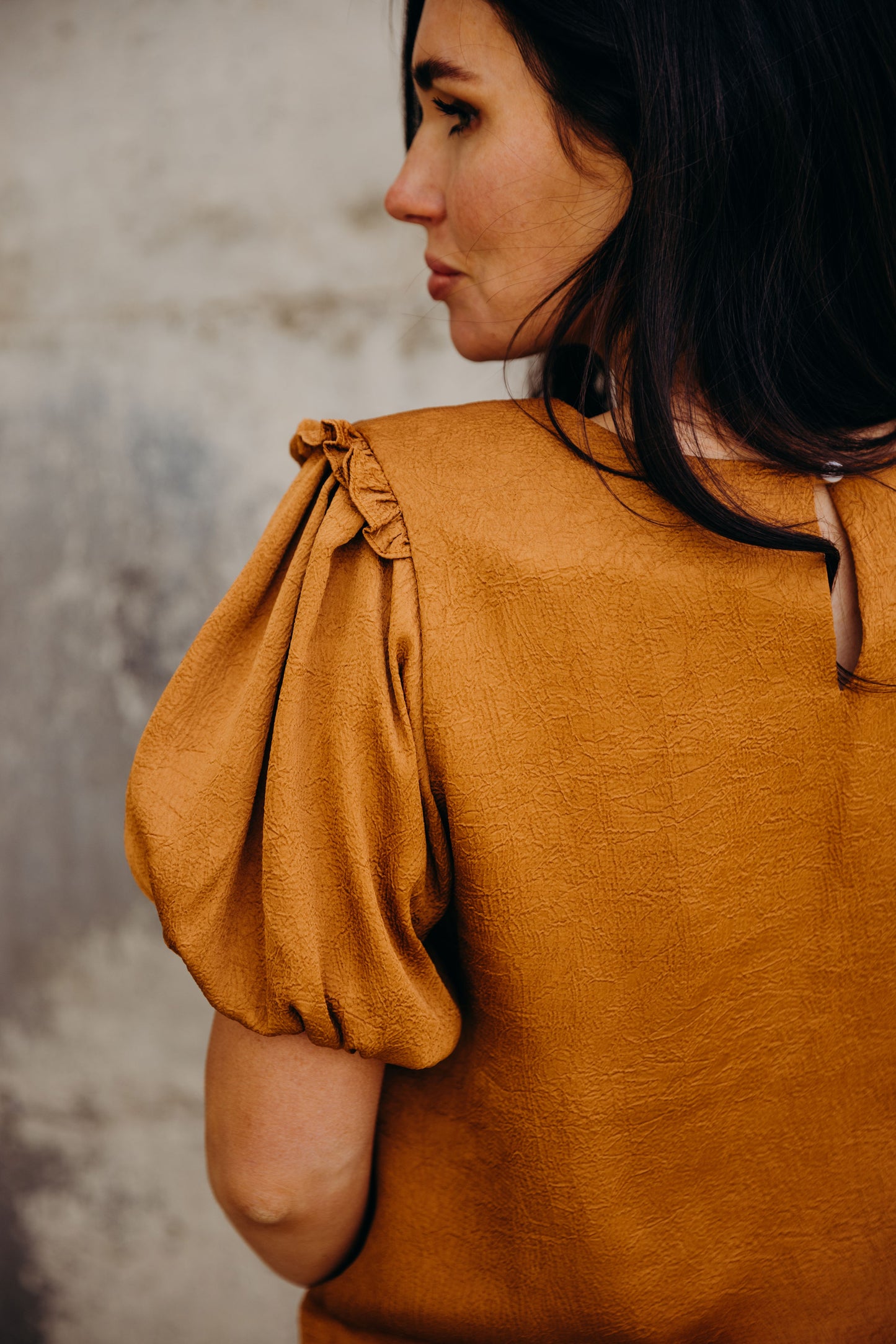 CRINKLE PUFF SLEEVE TOP IN HONEY