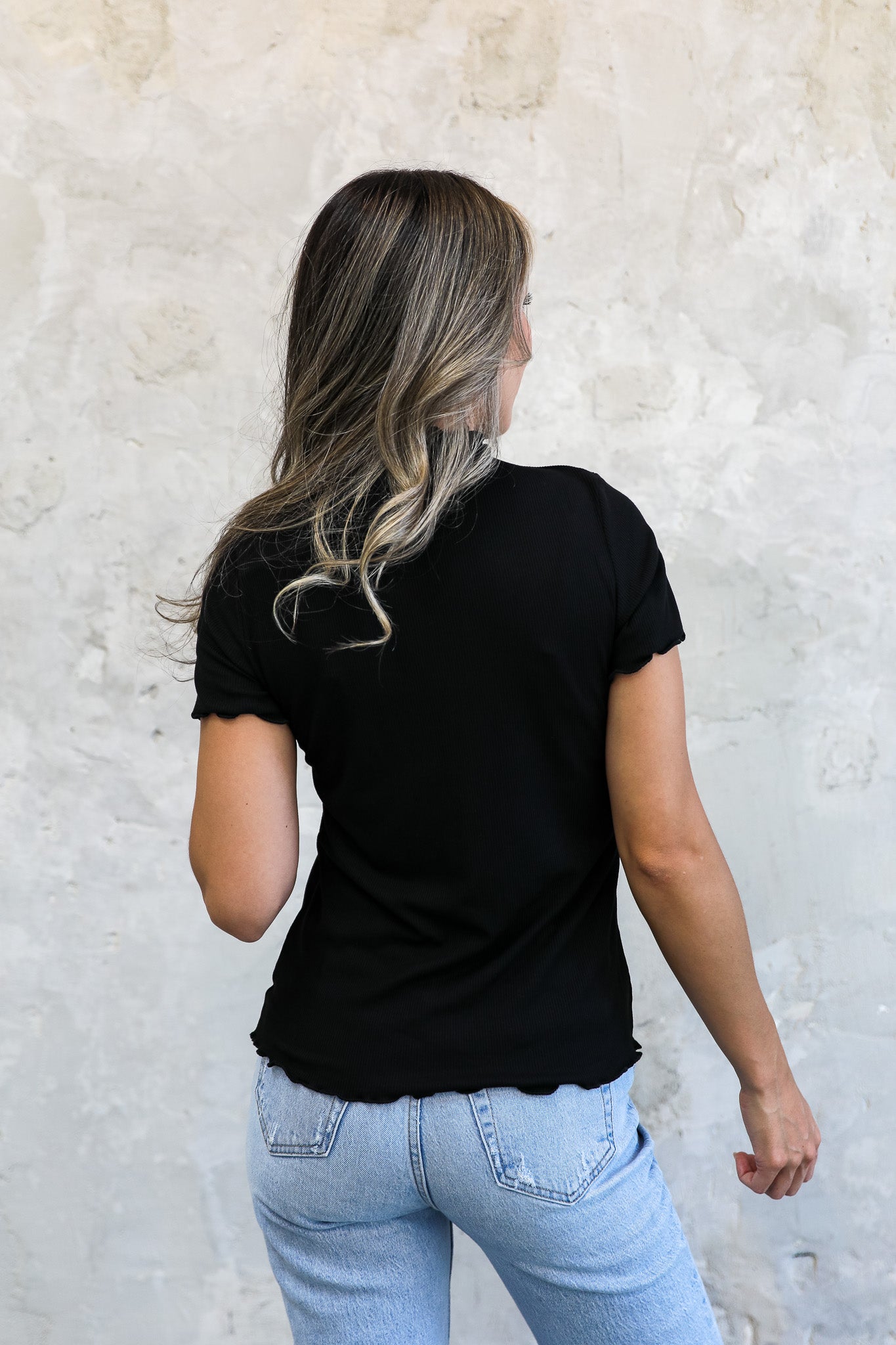 MOCK NECK RIBBED TEE IN BLACK