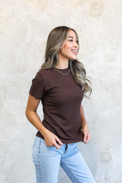 SHORT SLEEVE RIBBED TEE IN TRUFFLE BROWN