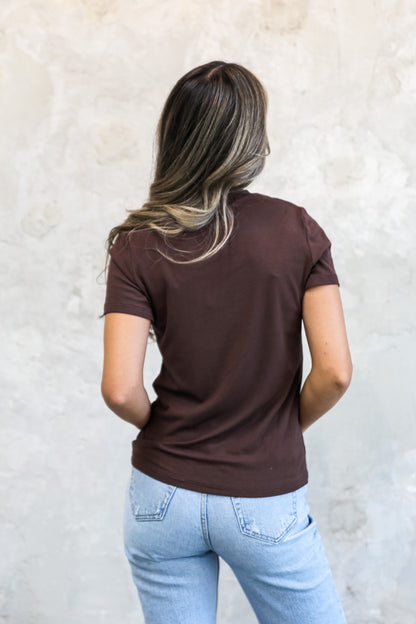 SHORT SLEEVE RIBBED TEE IN TRUFFLE BROWN