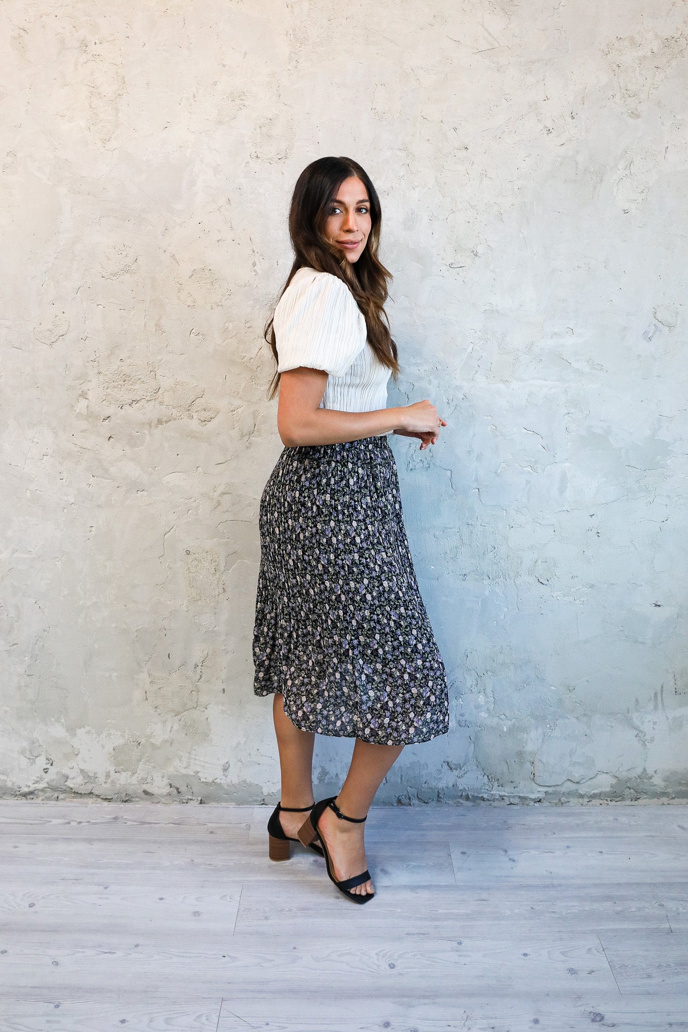 PLEATED MIDI SKIRT IN GRAPEVINE